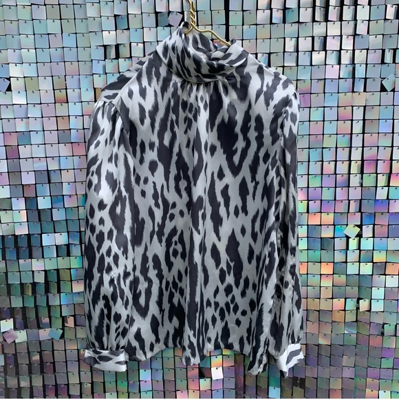 Vintage 80’s shoulder padded drape neck long sleeve blouse. - Picture 10 of 11